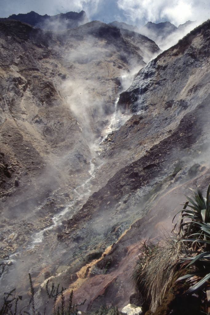 Volcano Pichincha, descent to the hot spring